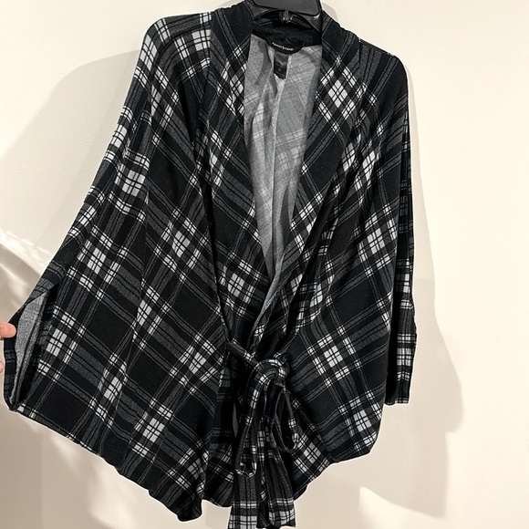 Ashley Stewart Black White Plaid Cape Shawl Size 12 - Picture 4 of 8